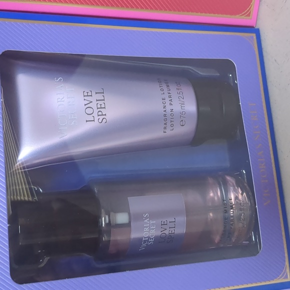 Bundle New Victoria Secret Mist & Lotion Gift Sets Love Spell &Pure Seduction - Picture 2 of 5